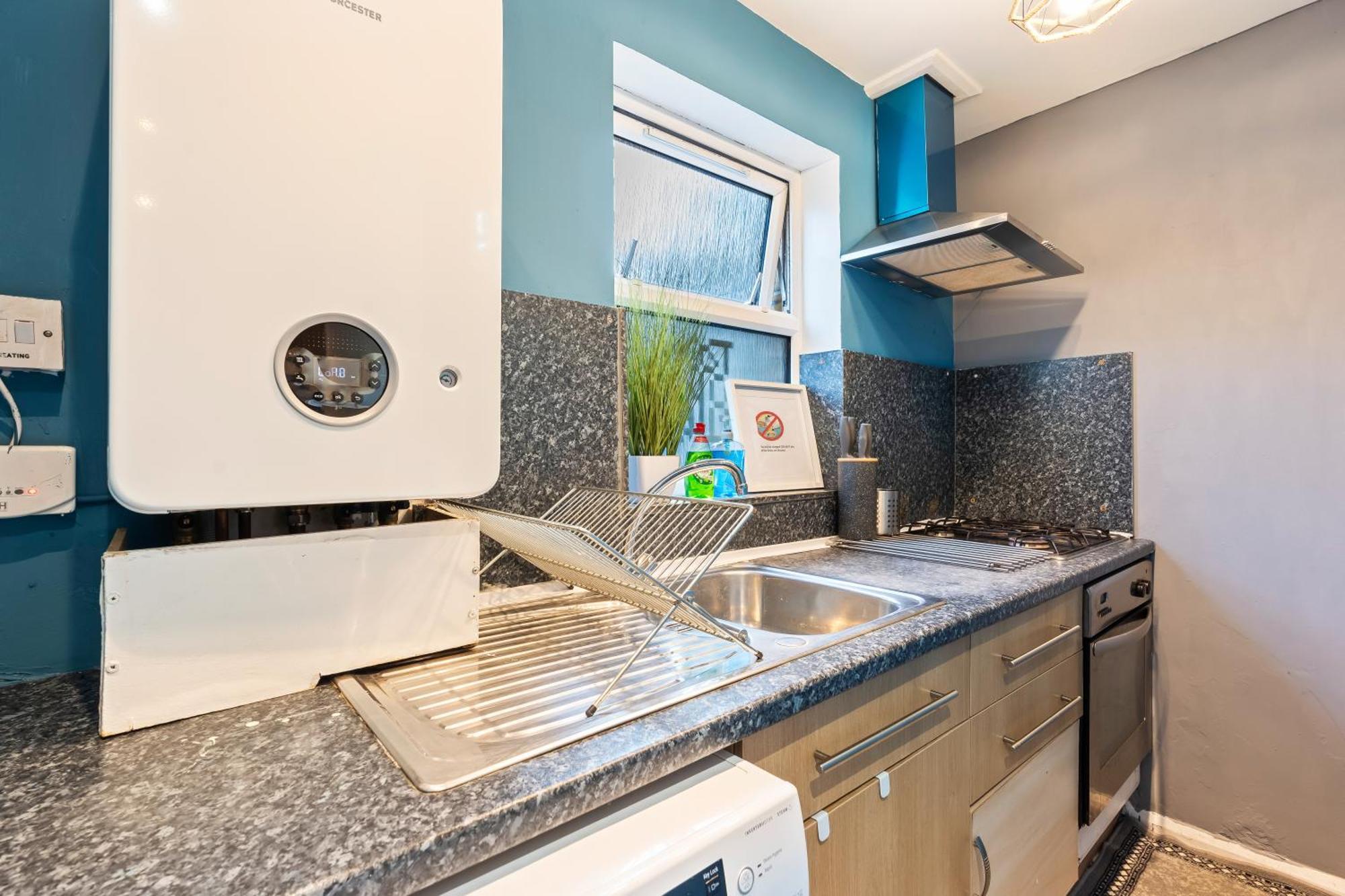 Comfy 4Br House Close To Subway Лондон Екстериор снимка