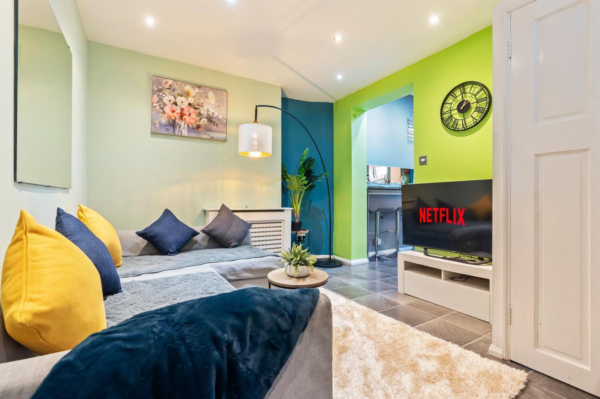 Comfy 4Br House Close To Subway Лондон Екстериор снимка