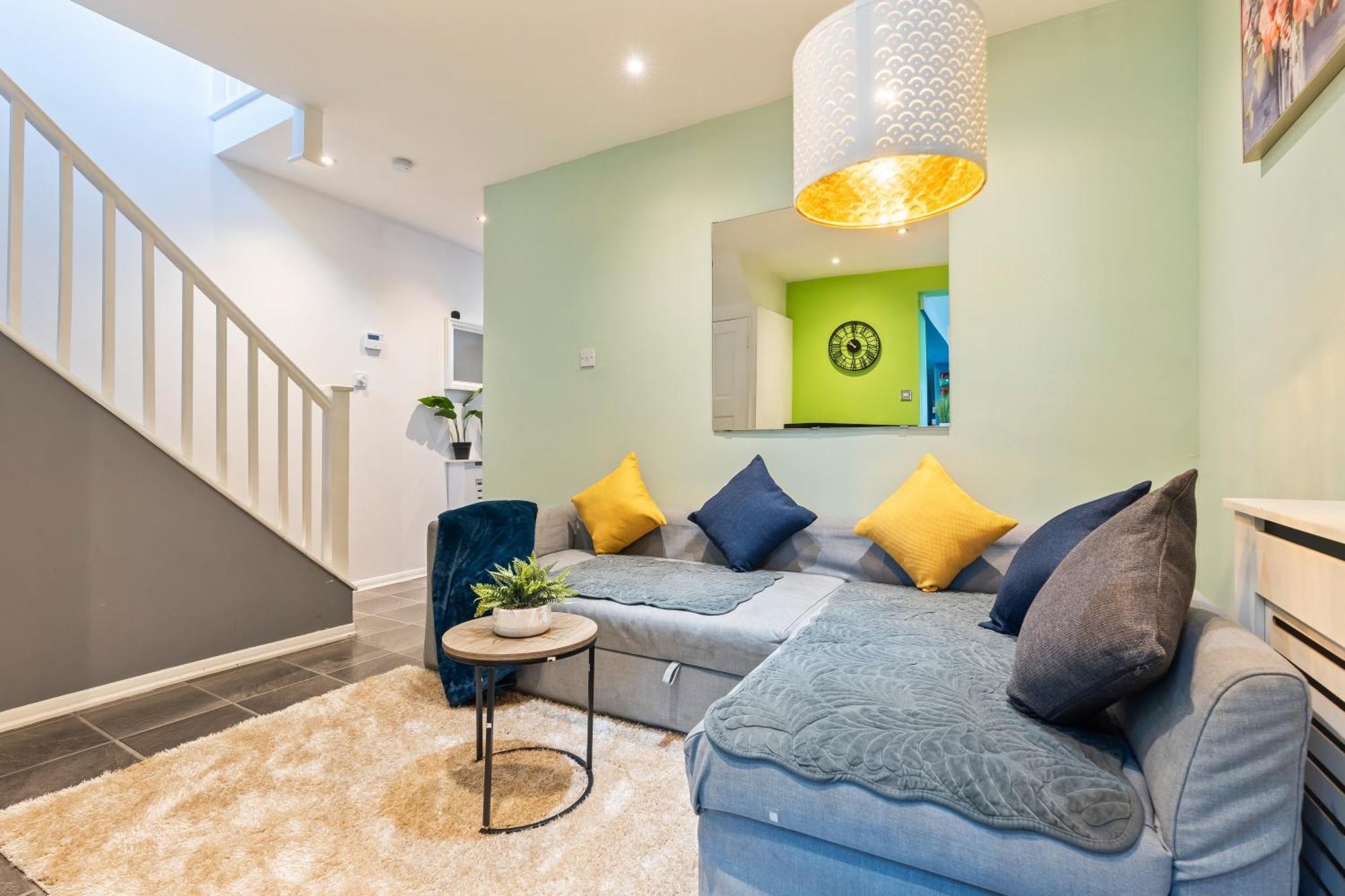 Comfy 4Br House Close To Subway Лондон Екстериор снимка