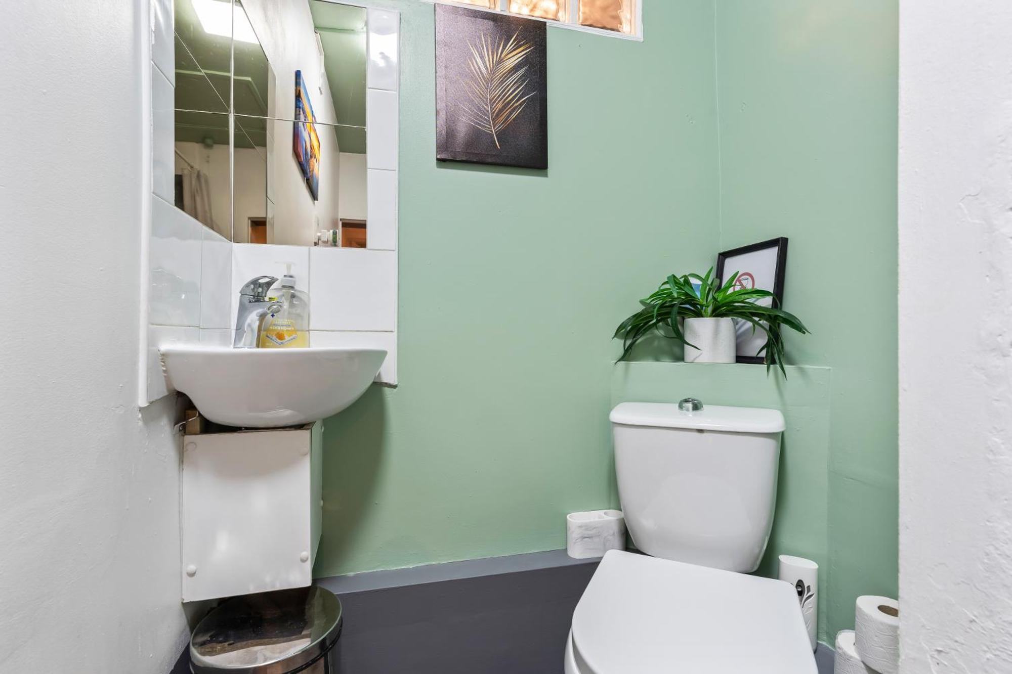 Comfy 4Br House Close To Subway Лондон Екстериор снимка