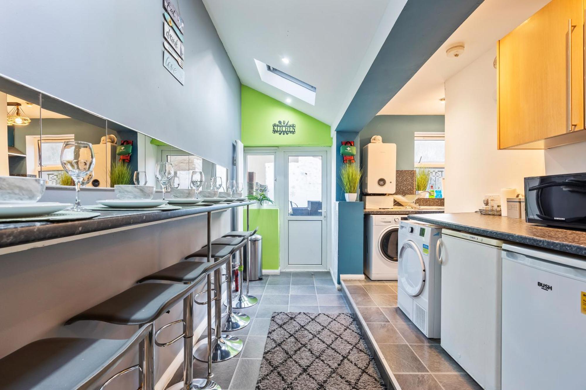 Comfy 4Br House Close To Subway Лондон Екстериор снимка