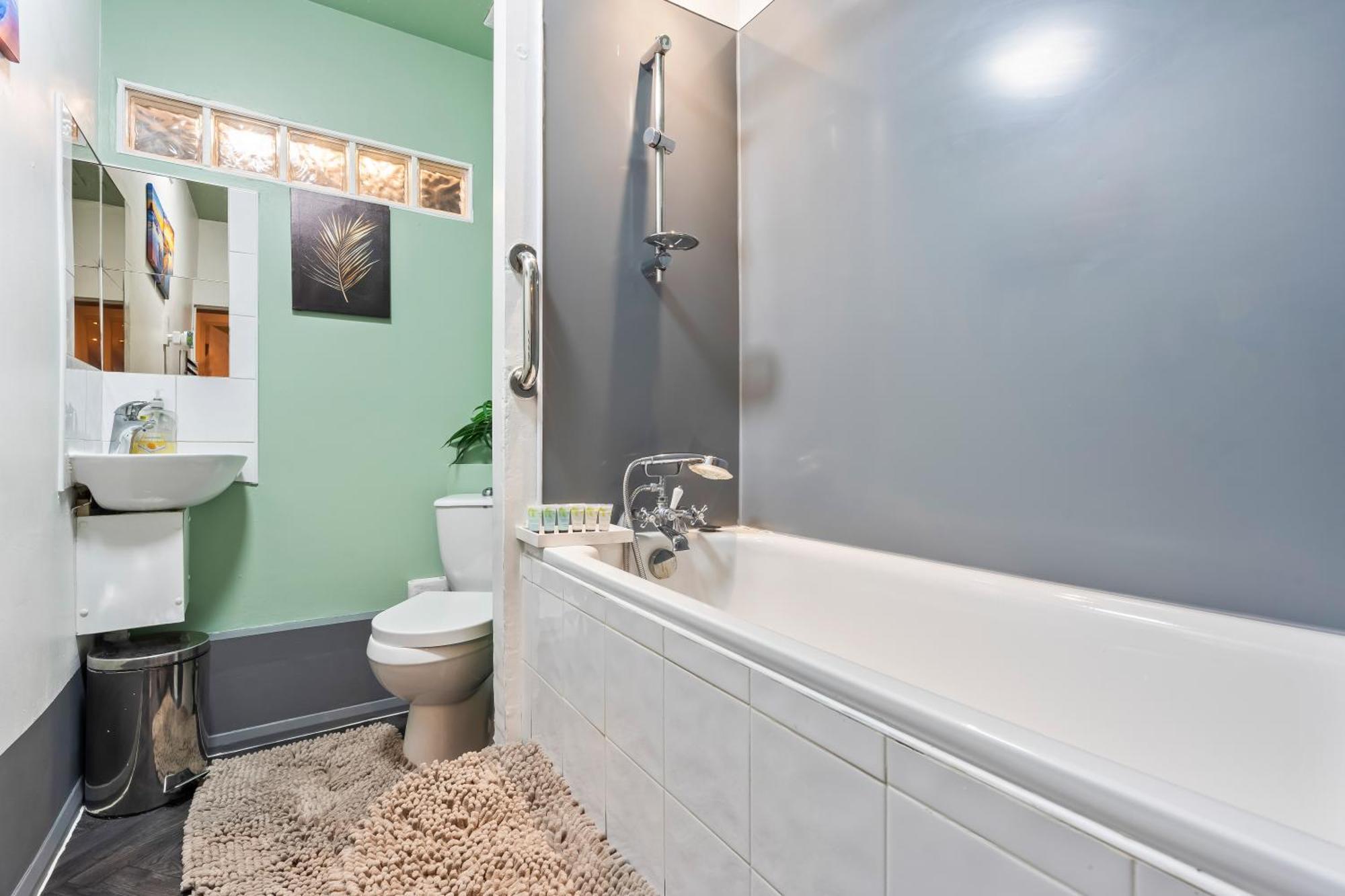 Comfy 4Br House Close To Subway Лондон Екстериор снимка